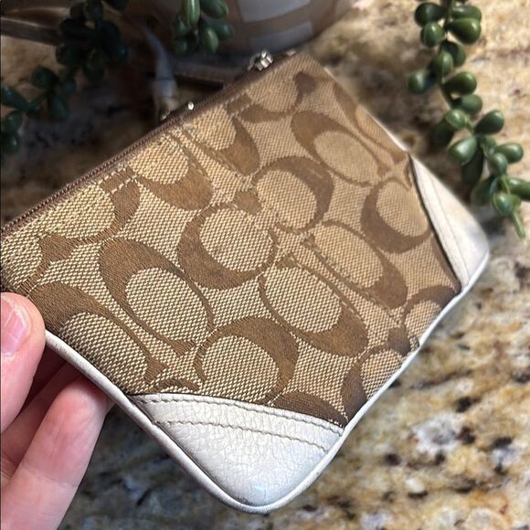 Vintage Signature C Coach Chic Brown and Cream Leather Patterned Wristlet - Picture 2 of 14